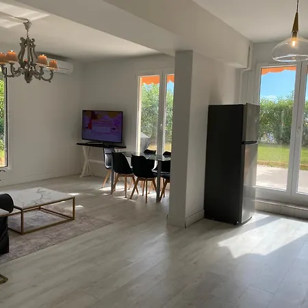 Apartmán Beautiful 3 Bedroom With Garden *
