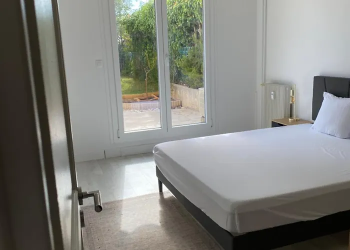 Beautiful 3 Bedroom With Garden Nice