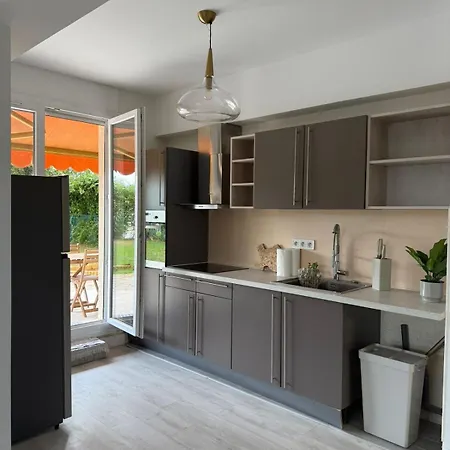 Daire Beautiful 3 Bedroom With Garden Nice