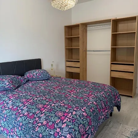 Beautiful 3 Bedroom With Garden * Nice