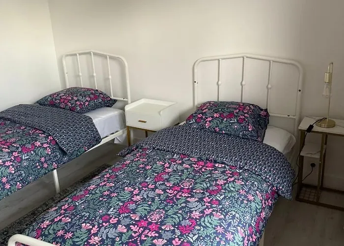 Beautiful 3 Bedroom With Garden * Nice